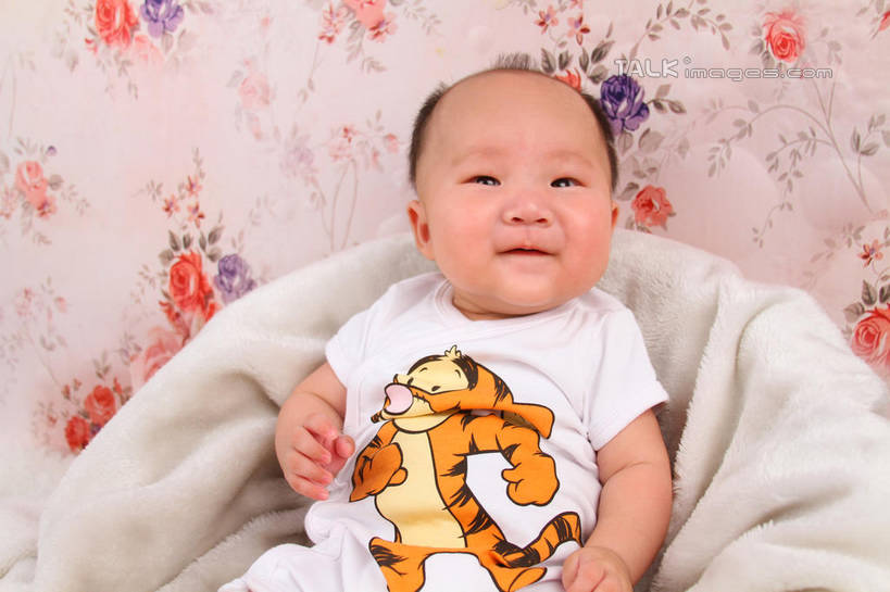 东方人,婴儿,儿童,一个人,坐,横图,室内,白天,背景,正面,婴儿服装,纯洁,沙发,纺织品,亚洲,仅一个人,服装,装饰,毛毯,毯子,注视,黄种人,纺织,小孩,衣服,垫子,观察,看,温暖,可爱,摄影,服饰,活泼,影棚,观看,华丽,修饰,点缀,察看,衣着,穿着,关注,宝宝,布艺沙发,纯真,烂漫,无邪,衬托,美观,雅致,雅观,衣饰,伶俐,天真,亚洲人,孩子,坐着,半身,布景,彩图,影棚拍摄,婴儿服,拍摄,shsc1