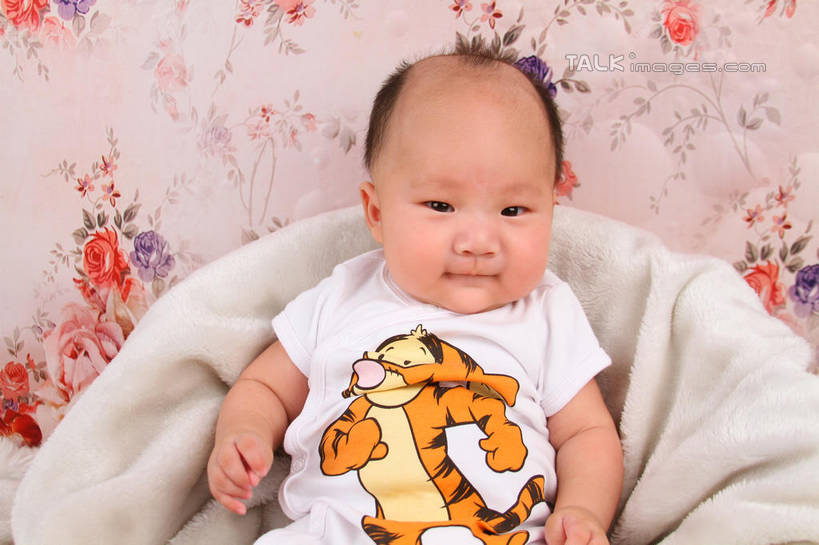 东方人,婴儿,儿童,一个人,坐,横图,室内,白天,背景,正面,婴儿服装,纯洁,沙发,纺织品,亚洲,仅一个人,服装,装饰,毛毯,毯子,注视,黄种人,纺织,小孩,衣服,垫子,观察,看,温暖,可爱,摄影,服饰,活泼,影棚,观看,华丽,修饰,点缀,察看,衣着,穿着,关注,宝宝,布艺沙发,纯真,烂漫,无邪,衬托,美观,雅致,雅观,衣饰,伶俐,天真,亚洲人,孩子,坐着,半身,布景,彩图,影棚拍摄,婴儿服,拍摄,shsc1