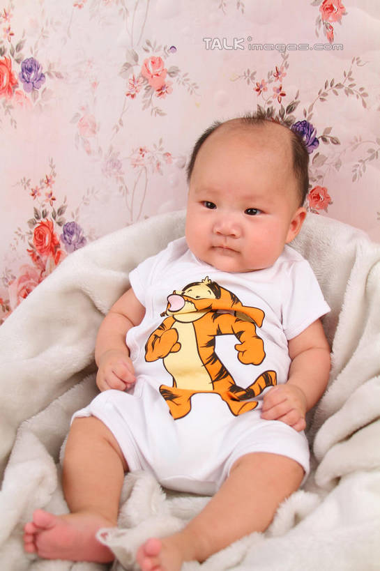 东方人,婴儿,儿童,一个人,坐,竖图,室内,白天,背景,正面,婴儿服装,纯洁,沙发,纺织品,亚洲,仅一个人,服装,装饰,毛毯,毯子,注视,黄种人,纺织,小孩,衣服,垫子,观察,看,温暖,可爱,摄影,服饰,活泼,影棚,观看,华丽,修饰,点缀,察看,衣着,穿着,关注,宝宝,布艺沙发,纯真,烂漫,无邪,衬托,美观,雅致,雅观,衣饰,伶俐,天真,亚洲人,孩子,坐着,布景,彩图,全身,影棚拍摄,婴儿服,拍摄,shsc1