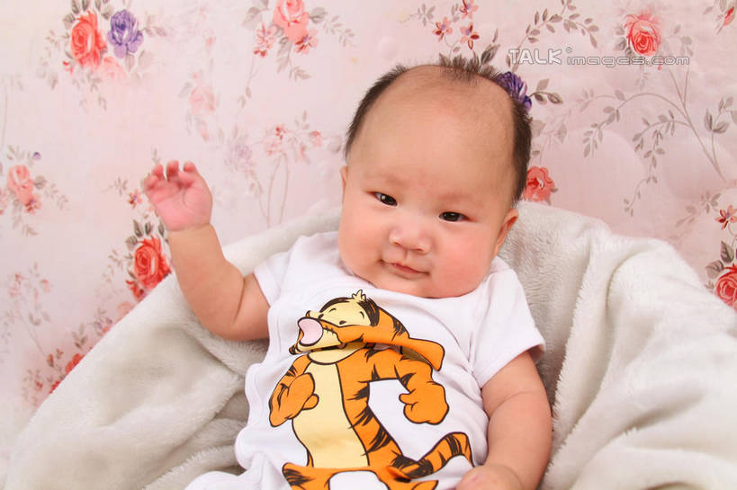 东方人,婴儿,儿童,一个人,坐,举,横图,室内,白天,背景,正面,婴儿服装,纯洁,沙发,纺织品,亚洲,仅一个人,服装,装饰,毛毯,毯子,注视,黄种人,纺织,小孩,衣服,垫子,观察,看,托,温暖,可爱,摄影,服饰,活泼,影棚,观看,华丽,修饰,点缀,察看,衣着,穿着,关注,宝宝,布艺沙发,纯真,烂漫,无邪,衬托,美观,雅致,雅观,衣饰,伶俐,天真,亚洲人,孩子,举起,举手,举着,向上举,向上伸,向上托,坐着,半身,布景,彩图,影棚拍摄,婴儿服,拍摄,shsc1