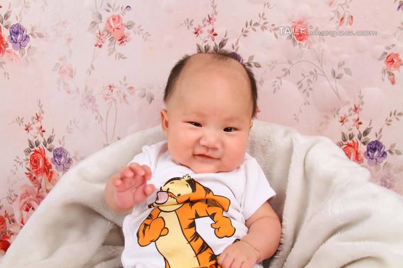 东方人,婴儿,儿童,一个人,坐,横图,室内,白天,背景,正面,婴儿服装,纯洁,沙发,纺织品,亚洲,仅一个人,服装,装饰,毛毯,毯子,注视,黄种人,纺织,小孩,衣服,垫子,观察,看,温暖,可爱,摄影,服饰,活泼,影棚,观看,华丽,修饰,点缀,察看,衣着,穿着,关注,宝宝,布艺沙发,纯真,烂漫,无邪,衬托,美观,雅致,雅观,衣饰,伶俐,天真,亚洲人,孩子,坐着,半身,布景,彩图,影棚拍摄,婴儿服,拍摄,shsc1