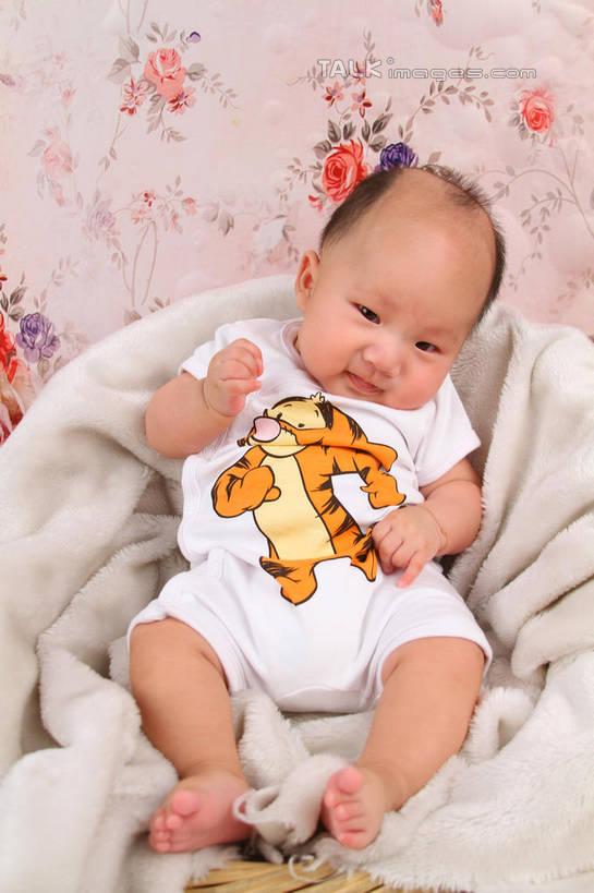 东方人,婴儿,儿童,一个人,坐,竖图,室内,白天,背景,正面,婴儿服装,纯洁,沙发,纺织品,亚洲,仅一个人,服装,装饰,毛毯,毯子,注视,黄种人,纺织,小孩,衣服,垫子,观察,看,温暖,可爱,摄影,服饰,活泼,影棚,观看,华丽,修饰,点缀,察看,衣着,穿着,关注,宝宝,布艺沙发,纯真,烂漫,无邪,衬托,美观,雅致,雅观,衣饰,伶俐,天真,亚洲人,孩子,坐着,布景,彩图,全身,影棚拍摄,婴儿服,拍摄,shsc1