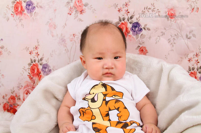 东方人,婴儿,儿童,一个人,坐,横图,室内,白天,背景,正面,婴儿服装,纯洁,沙发,纺织品,亚洲,仅一个人,服装,装饰,毛毯,毯子,注视,黄种人,纺织,小孩,衣服,垫子,观察,看,温暖,可爱,摄影,服饰,活泼,影棚,观看,华丽,修饰,点缀,察看,衣着,穿着,关注,宝宝,布艺沙发,纯真,烂漫,无邪,衬托,美观,雅致,雅观,衣饰,伶俐,天真,亚洲人,孩子,坐着,半身,布景,彩图,影棚拍摄,婴儿服,拍摄,shsc1