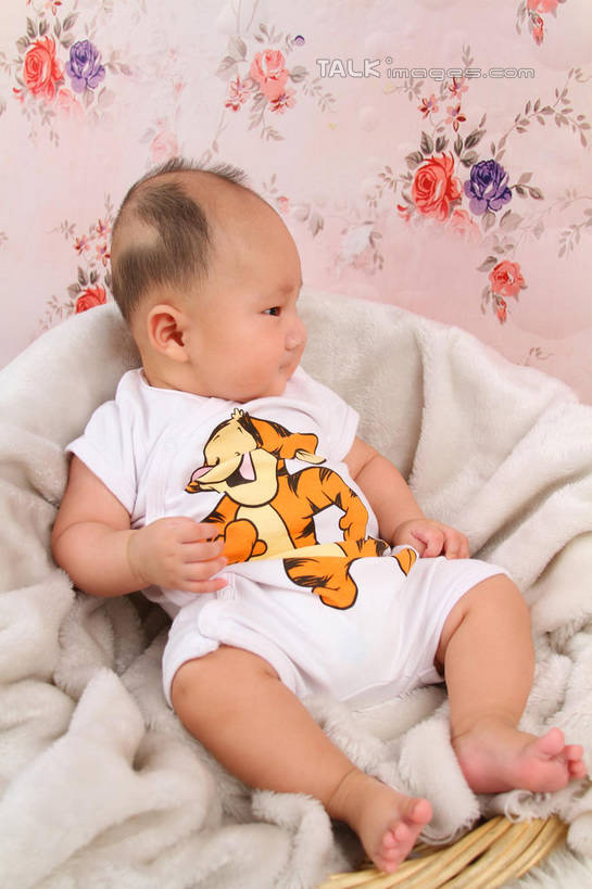 东方人,婴儿,儿童,一个人,坐,竖图,俯视,室内,白天,背景,婴儿服装,纯洁,沙发,纺织品,亚洲,仅一个人,服装,装饰,毛毯,毯子,注视,黄种人,纺织,小孩,衣服,垫子,观察,看,温暖,可爱,摄影,服饰,活泼,影棚,观看,华丽,修饰,点缀,察看,衣着,穿着,关注,宝宝,布艺沙发,纯真,烂漫,无邪,衬托,美观,雅致,雅观,衣饰,伶俐,天真,亚洲人,孩子,坐着,布景,彩图,高角度拍摄,全身,影棚拍摄,婴儿服,拍摄,shsc1