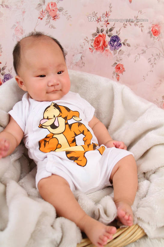 东方人,婴儿,儿童,一个人,坐,竖图,俯视,室内,白天,背景,婴儿服装,纯洁,沙发,纺织品,亚洲,仅一个人,服装,装饰,毛毯,毯子,注视,黄种人,纺织,小孩,衣服,垫子,观察,看,温暖,可爱,摄影,服饰,活泼,影棚,观看,华丽,修饰,点缀,察看,衣着,穿着,关注,宝宝,布艺沙发,纯真,烂漫,无邪,衬托,美观,雅致,雅观,衣饰,伶俐,天真,亚洲人,孩子,坐着,半身,布景,彩图,高角度拍摄,影棚拍摄,婴儿服,拍摄,shsc1