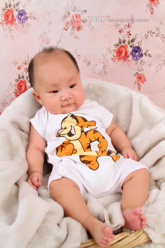 东方人,婴儿,儿童,一个人,坐,竖图,俯视,室内,白天,背景,婴儿服装,纯洁,沙发,纺织品,亚洲,仅一个人,服装,装饰,毛毯,毯子,注视,黄种人,纺织,小孩,衣服,垫子,观察,看,温暖,可爱,摄影,服饰,活泼,影棚,观看,华丽,修饰,点缀,察看,衣着,穿着,关注,宝宝,布艺沙发,纯真,烂漫,无邪,衬托,美观,雅致,雅观,衣饰,伶俐,天真,亚洲人,孩子,坐着,布景,彩图,高角度拍摄,全身,影棚拍摄,婴儿服,拍摄,shsc1