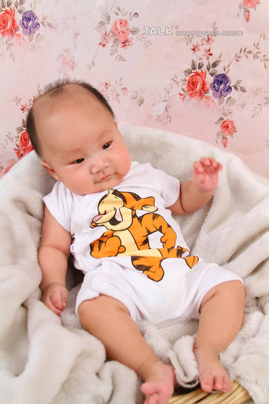 东方人,婴儿,儿童,一个人,坐,竖图,俯视,室内,白天,背景,婴儿服装,纯洁,沙发,纺织品,亚洲,仅一个人,服装,装饰,毛毯,毯子,注视,黄种人,纺织,小孩,衣服,垫子,观察,看,温暖,可爱,摄影,服饰,活泼,影棚,观看,华丽,修饰,点缀,察看,衣着,穿着,关注,宝宝,布艺沙发,纯真,烂漫,无邪,衬托,美观,雅致,雅观,衣饰,伶俐,天真,亚洲人,孩子,坐着,布景,彩图,高角度拍摄,全身,影棚拍摄,婴儿服,拍摄,shsc1