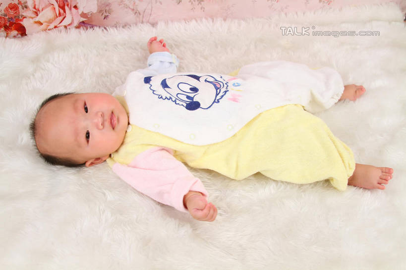 东方人,婴儿,儿童,一个人,躺,伸展双臂,横图,俯视,室内,白天,背景,婴儿服装,纯洁,地毯,亚洲,仅一个人,服装,装饰,编织,手工艺品,织物,注视,黄种人,小孩,衣服,工艺品,观察,看,可爱,摄影,服饰,活泼,影棚,观看,华丽,修饰,点缀,察看,衣着,穿着,关注,宝宝,纯真,烂漫,无邪,衬托,美观,雅致,雅观,衣饰,卧着,伶俐,天真,亚洲人,孩子,敞开双臂,伸开双臂,躺着,卧,展开双肩,张开手臂,张开双臂,布景,彩图,高角度拍摄,全身,影棚拍摄,婴儿服,拍摄,shsc1