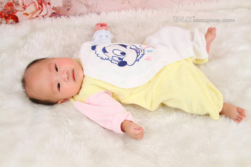 东方人,婴儿,儿童,一个人,躺,伸展双臂,横图,俯视,室内,白天,背景,婴儿服装,纯洁,地毯,亚洲,仅一个人,服装,装饰,编织,手工艺品,织物,注视,黄种人,小孩,衣服,工艺品,观察,看,可爱,摄影,服饰,活泼,影棚,观看,华丽,修饰,点缀,察看,衣着,穿着,关注,宝宝,纯真,烂漫,无邪,衬托,美观,雅致,雅观,衣饰,卧着,伶俐,天真,亚洲人,孩子,敞开双臂,伸开双臂,躺着,卧,展开双肩,张开手臂,张开双臂,布景,彩图,高角度拍摄,全身,影棚拍摄,婴儿服,拍摄,shsc1