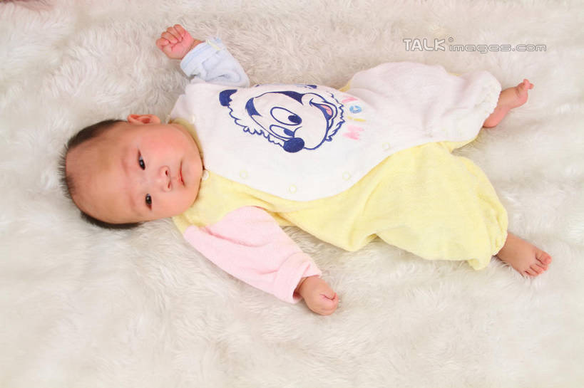 东方人,婴儿,儿童,一个人,躺,伸展双臂,横图,俯视,室内,白天,背景,婴儿服装,纯洁,地毯,亚洲,仅一个人,服装,装饰,编织,手工艺品,织物,注视,黄种人,小孩,衣服,工艺品,观察,看,可爱,摄影,服饰,活泼,影棚,观看,华丽,修饰,点缀,察看,衣着,穿着,关注,宝宝,纯真,烂漫,无邪,衬托,美观,雅致,雅观,衣饰,卧着,伶俐,天真,亚洲人,孩子,敞开双臂,伸开双臂,躺着,卧,展开双肩,张开手臂,张开双臂,布景,彩图,高角度拍摄,全身,影棚拍摄,婴儿服,拍摄,shsc1