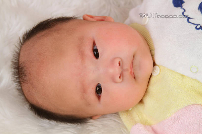 东方人,婴儿,儿童,脸,头,脸颊,一个人,躺,横图,俯视,室内,特写,白天,背景,婴儿服装,纯洁,地毯,亚洲,仅一个人,服装,装饰,编织,手工艺品,织物,注视,黄种人,小孩,衣服,工艺品,观察,看,可爱,摄影,服饰,活泼,影棚,观看,华丽,修饰,点缀,察看,衣着,穿着,关注,宝宝,纯真,烂漫,无邪,衬托,美观,雅致,雅观,衣饰,卧着,伶俐,天真,亚洲人,孩子,头部,脸部,脸蛋,面部,躺着,卧,半身,布景,彩图,高角度拍摄,影棚拍摄,婴儿服,拍摄,shsc1