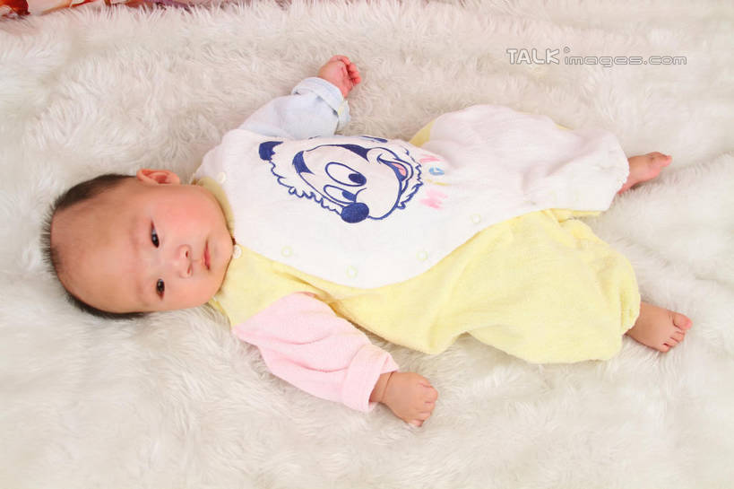 东方人,婴儿,儿童,一个人,躺,伸展双臂,横图,俯视,室内,白天,背景,婴儿服装,纯洁,地毯,亚洲,仅一个人,服装,装饰,编织,手工艺品,织物,注视,黄种人,小孩,衣服,工艺品,观察,看,可爱,摄影,服饰,活泼,影棚,观看,华丽,修饰,点缀,察看,衣着,穿着,关注,宝宝,纯真,烂漫,无邪,衬托,美观,雅致,雅观,衣饰,卧着,伶俐,天真,亚洲人,孩子,敞开双臂,伸开双臂,躺着,卧,展开双肩,张开手臂,张开双臂,布景,彩图,高角度拍摄,全身,影棚拍摄,婴儿服,拍摄,shsc1