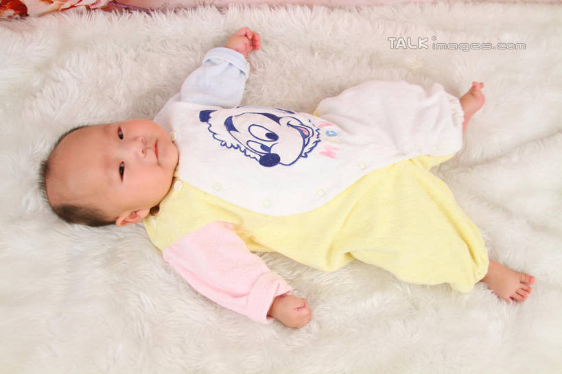 东方人,婴儿,儿童,一个人,躺,伸展双臂,横图,俯视,室内,白天,背景,婴儿服装,纯洁,地毯,亚洲,仅一个人,服装,装饰,编织,手工艺品,织物,注视,黄种人,小孩,衣服,工艺品,观察,看,可爱,摄影,服饰,活泼,影棚,观看,华丽,修饰,点缀,察看,衣着,穿着,关注,宝宝,纯真,烂漫,无邪,衬托,美观,雅致,雅观,衣饰,卧着,伶俐,天真,亚洲人,孩子,敞开双臂,伸开双臂,躺着,卧,展开双肩,张开手臂,张开双臂,布景,彩图,高角度拍摄,全身,影棚拍摄,婴儿服,拍摄,shsc1