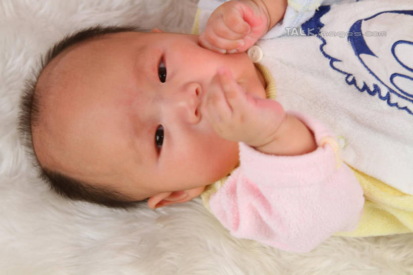 东方人,婴儿,儿童,一个人,躺,横图,俯视,室内,白天,背景,婴儿服装,纯洁,地毯,亚洲,仅一个人,咬,服装,装饰,编织,手工艺品,织物,注视,黄种人,小孩,衣服,工艺品,观察,看,可爱,摄影,服饰,活泼,影棚,观看,华丽,修饰,点缀,咬着,察看,衣着,穿着,关注,宝宝,纯真,烂漫,无邪,衬托,美观,雅致,雅观,衣饰,卧着,伶俐,天真,亚洲人,孩子,躺着,卧,半身,布景,彩图,高角度拍摄,影棚拍摄,婴儿服,拍摄,shsc1