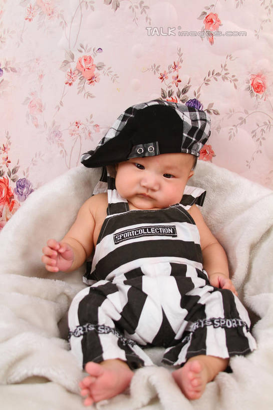 东方人,婴儿,儿童,一个人,坐,竖图,室内,白天,背景,正面,婴儿服装,纯洁,沙发,帽子,纺织品,亚洲,仅一个人,服装,装饰,毛毯,毯子,注视,黄种人,运动帽,纺织,小孩,衣服,垫子,观察,看,温暖,鸭舌帽,可爱,摄影,服饰,活泼,影棚,观看,华丽,修饰,点缀,察看,衣着,穿着,关注,宝宝,布艺沙发,纯真,烂漫,无邪,衬托,美观,雅致,雅观,衣饰,伶俐,天真,亚洲人,孩子,坐着,布景,彩图,全身,影棚拍摄,婴儿服,拍摄,shsc1