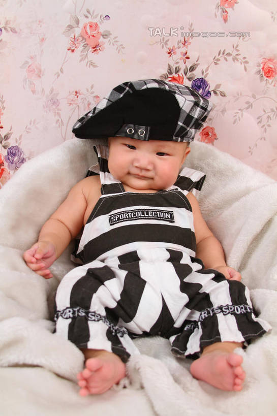 东方人,婴儿,儿童,一个人,坐,竖图,室内,白天,背景,正面,婴儿服装,纯洁,沙发,帽子,纺织品,亚洲,仅一个人,服装,装饰,毛毯,毯子,注视,黄种人,运动帽,纺织,小孩,衣服,垫子,观察,看,温暖,鸭舌帽,可爱,摄影,服饰,活泼,影棚,观看,华丽,修饰,点缀,察看,衣着,穿着,关注,宝宝,布艺沙发,纯真,烂漫,无邪,衬托,美观,雅致,雅观,衣饰,伶俐,天真,亚洲人,孩子,坐着,布景,彩图,全身,影棚拍摄,婴儿服,拍摄,shsc1