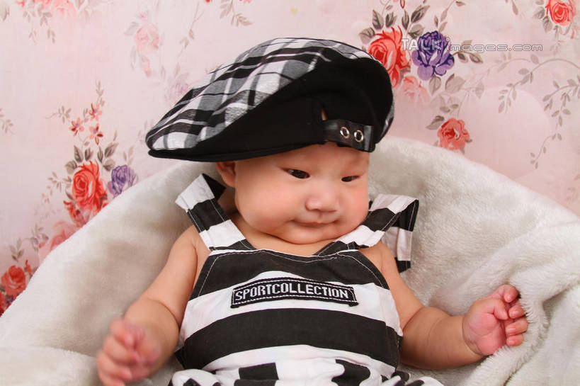 东方人,婴儿,儿童,一个人,坐,横图,室内,白天,背景,正面,婴儿服装,纯洁,沙发,帽子,纺织品,亚洲,仅一个人,服装,装饰,毛毯,毯子,注视,黄种人,运动帽,纺织,小孩,衣服,垫子,观察,看,温暖,鸭舌帽,可爱,摄影,服饰,活泼,影棚,观看,华丽,修饰,点缀,察看,衣着,穿着,关注,宝宝,布艺沙发,纯真,烂漫,无邪,衬托,美观,雅致,雅观,衣饰,伶俐,天真,亚洲人,孩子,坐着,半身,布景,彩图,影棚拍摄,婴儿服,拍摄,shsc1