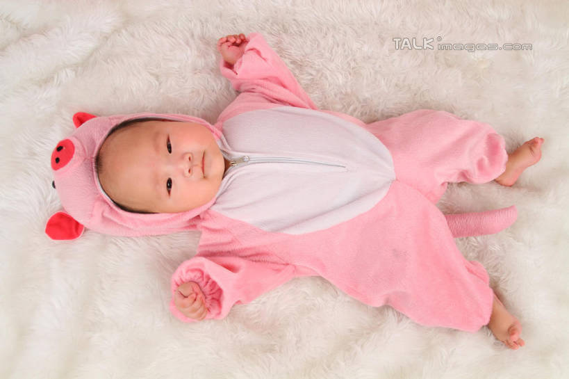 东方人,婴儿,儿童,一个人,躺,伸展双臂,横图,俯视,室内,白天,背景,纯洁,地毯,猪,帽子,亚洲,仅一个人,服装,装饰,编织,手工艺品,织物,注视,黄种人,小孩,衣服,粉色,工艺品,观察,看,可爱,摄影,服饰,活泼,影棚,观看,华丽,修饰,点缀,察看,衣着,穿着,关注,宝宝,表演服,演出服,纯真,烂漫,无邪,衬托,美观,雅致,雅观,衣饰,道具服,卧着,伶俐,天真,亚洲人,孩子,敞开双臂,伸开双臂,躺着,卧,展开双肩,张开手臂,张开双臂,布景,彩图,高角度拍摄,全身,影棚拍摄,拍摄,shsc1