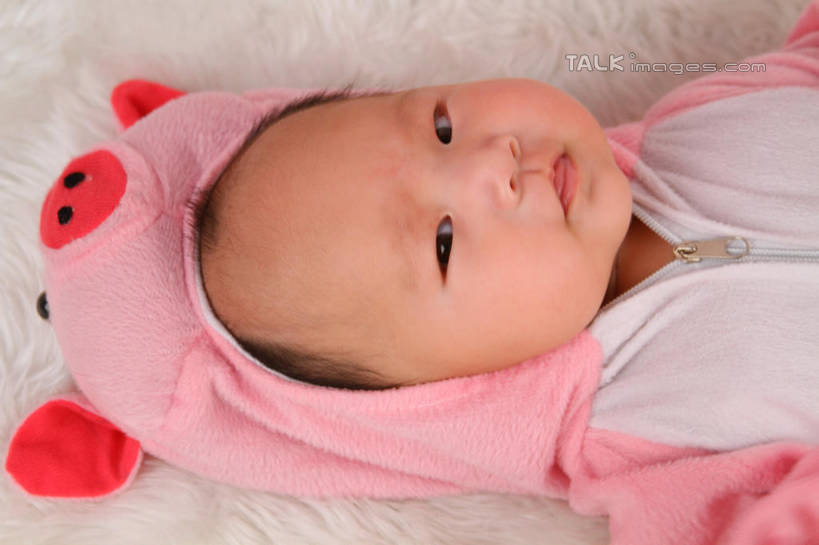 东方人,婴儿,儿童,脸,头,脸颊,一个人,躺,横图,俯视,室内,特写,白天,背景,纯洁,地毯,猪,帽子,亚洲,仅一个人,服装,装饰,编织,手工艺品,织物,注视,黄种人,小孩,衣服,粉色,工艺品,观察,看,可爱,摄影,服饰,活泼,影棚,观看,华丽,修饰,点缀,察看,衣着,穿着,关注,宝宝,表演服,演出服,纯真,烂漫,无邪,衬托,美观,雅致,雅观,衣饰,道具服,卧着,伶俐,天真,亚洲人,孩子,头部,脸部,脸蛋,面部,躺着,卧,半身,布景,彩图,高角度拍摄,影棚拍摄,拍摄,shsc1