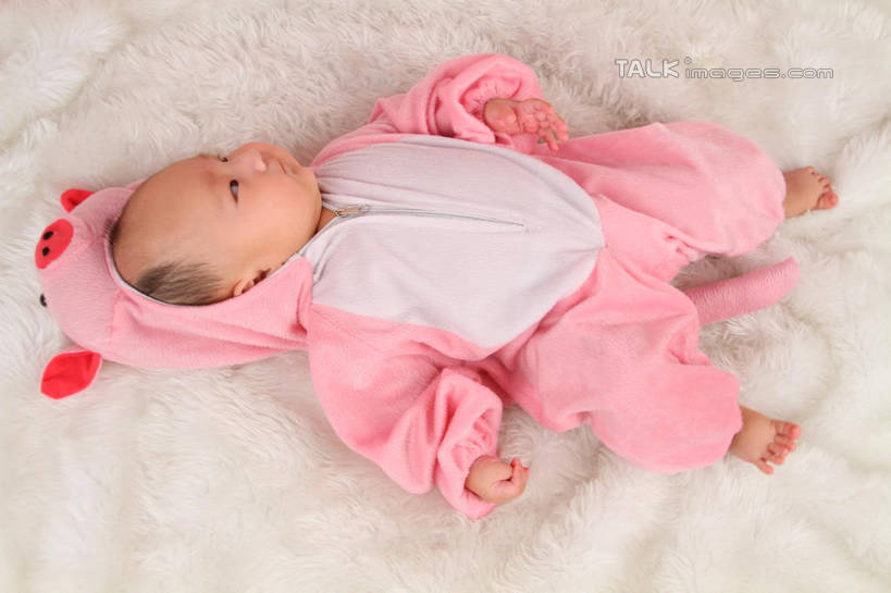 东方人,婴儿,儿童,一个人,躺,横图,俯视,室内,白天,背景,纯洁,地毯,猪,帽子,亚洲,仅一个人,服装,装饰,编织,手工艺品,织物,注视,黄种人,小孩,衣服,粉色,工艺品,观察,看,可爱,摄影,服饰,活泼,影棚,观看,华丽,修饰,点缀,察看,衣着,穿着,关注,宝宝,表演服,演出服,纯真,烂漫,无邪,衬托,美观,雅致,雅观,衣饰,道具服,卧着,伶俐,天真,亚洲人,孩子,躺着,卧,布景,彩图,高角度拍摄,全身,影棚拍摄,拍摄,shsc1