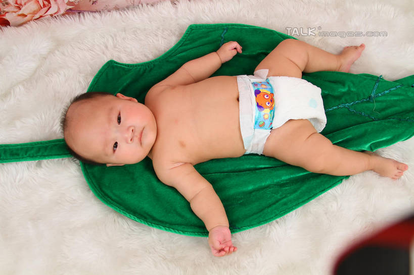 东方人,婴儿,儿童,一个人,躺,伸展双臂,横图,俯视,室内,白天,背景,纯洁,地毯,叶子,亚洲,仅一个人,装饰,编织,手工艺品,绿叶,织物,注视,黄种人,裸露,尿布,纸尿裤,尿不湿,小孩,工艺品,观察,看,嫩叶,可爱,摄影,活泼,影棚,观看,华丽,修饰,点缀,察看,纸尿布,关注,宝宝,裸,纯真,烂漫,无邪,纸尿片,衬托,美观,雅致,雅观,卧着,伶俐,天真,亚洲人,孩子,叶,叶片,敞开双臂,伸开双臂,躺着,卧,展开双肩,张开手臂,张开双臂,布景,彩图,高角度拍摄,全身,影棚拍摄,拍摄,shsc1