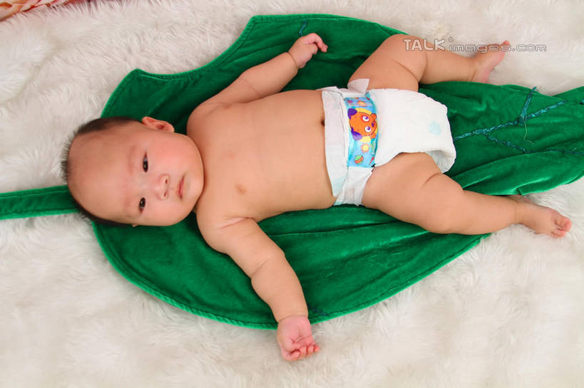 东方人,婴儿,儿童,一个人,躺,伸展双臂,横图,俯视,室内,白天,背景,纯洁,地毯,叶子,亚洲,仅一个人,装饰,编织,手工艺品,绿叶,织物,注视,黄种人,裸露,尿布,纸尿裤,尿不湿,小孩,工艺品,观察,看,嫩叶,可爱,摄影,活泼,影棚,观看,华丽,修饰,点缀,察看,纸尿布,关注,宝宝,裸,纯真,烂漫,无邪,纸尿片,衬托,美观,雅致,雅观,卧着,伶俐,天真,亚洲人,孩子,叶,叶片,敞开双臂,伸开双臂,躺着,卧,展开双肩,张开手臂,张开双臂,布景,彩图,高角度拍摄,全身,影棚拍摄,拍摄,shsc1