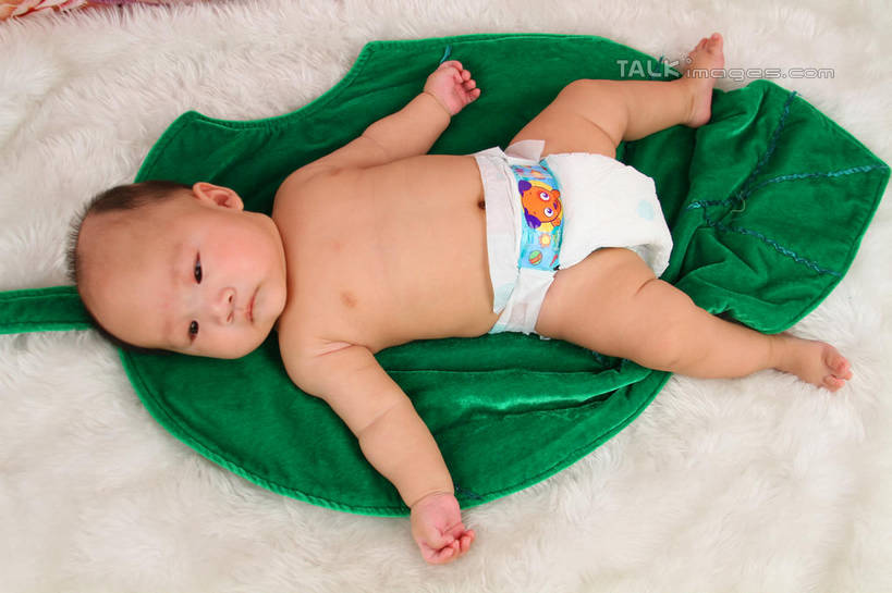 东方人,婴儿,儿童,一个人,躺,伸展双臂,横图,俯视,室内,白天,背景,纯洁,地毯,叶子,亚洲,仅一个人,装饰,编织,手工艺品,绿叶,织物,注视,黄种人,裸露,尿布,纸尿裤,尿不湿,小孩,工艺品,观察,看,嫩叶,可爱,摄影,活泼,影棚,观看,华丽,修饰,点缀,察看,纸尿布,关注,宝宝,裸,纯真,烂漫,无邪,纸尿片,衬托,美观,雅致,雅观,卧着,伶俐,天真,亚洲人,孩子,叶,叶片,敞开双臂,伸开双臂,躺着,卧,展开双肩,张开手臂,张开双臂,布景,彩图,高角度拍摄,全身,影棚拍摄,拍摄,shsc1