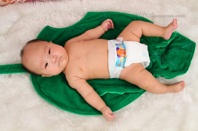 东方人,婴儿,儿童,一个人,躺,伸展双臂,横图,俯视,室内,白天,背景,纯洁,地毯,叶子,亚洲,仅一个人,装饰,编织,手工艺品,绿叶,织物,注视,黄种人,裸露,尿布,纸尿裤,尿不湿,小孩,工艺品,观察,看,嫩叶,可爱,摄影,活泼,影棚,观看,华丽,修饰,点缀,察看,纸尿布,关注,宝宝,裸,纯真,烂漫,无邪,纸尿片,衬托,美观,雅致,雅观,卧着,伶俐,天真,亚洲人,孩子,叶,叶片,敞开双臂,伸开双臂,躺着,卧,展开双肩,张开手臂,张开双臂,布景,彩图,高角度拍摄,全身,影棚拍摄,拍摄,shsc1