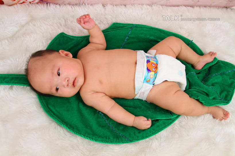 东方人,婴儿,儿童,一个人,躺,伸展双臂,横图,俯视,室内,白天,背景,纯洁,地毯,叶子,亚洲,仅一个人,装饰,编织,手工艺品,绿叶,织物,扭头,注视,黄种人,裸露,尿布,纸尿裤,尿不湿,小孩,工艺品,观察,看,转头,嫩叶,可爱,摄影,活泼,影棚,观看,华丽,修饰,点缀,察看,纸尿布,关注,宝宝,裸,纯真,烂漫,无邪,纸尿片,衬托,美观,雅致,雅观,卧着,伶俐,天真,亚洲人,孩子,叶,叶片,敞开双臂,伸开双臂,躺着,卧,展开双肩,张开手臂,张开双臂,布景,彩图,高角度拍摄,全身,影棚拍摄,拍摄,shsc1