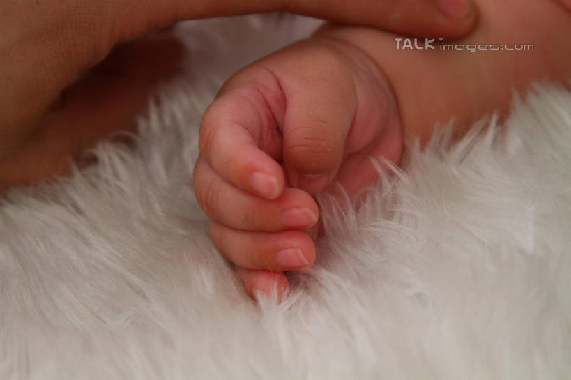 东方人,婴儿,儿童,手,一个人,横图,俯视,室内,特写,白天,背景,纯洁,地毯,亚洲,仅一个人,装饰,编织,手工艺品,织物,黄种人,小孩,工艺品,手部,可爱,摄影,活泼,影棚,单手,华丽,修饰,点缀,宝宝,纯真,烂漫,无邪,衬托,美观,雅致,雅观,伶俐,天真,亚洲人,孩子,半身,布景,彩图,高角度拍摄,影棚拍摄,拍摄,shsc1