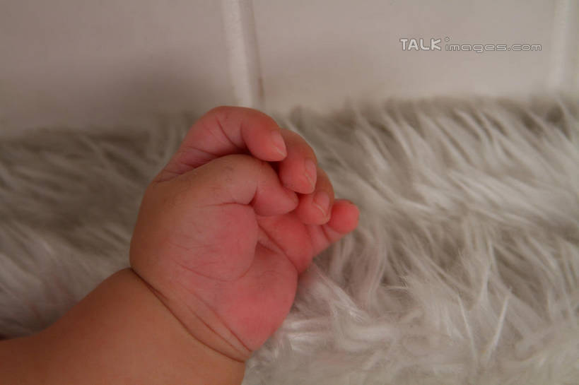 东方人,婴儿,儿童,手,一个人,横图,俯视,室内,特写,白天,背景,纯洁,地毯,亚洲,仅一个人,装饰,编织,手工艺品,织物,黄种人,小孩,工艺品,手部,可爱,摄影,活泼,影棚,单手,华丽,修饰,点缀,宝宝,纯真,烂漫,无邪,衬托,美观,雅致,雅观,伶俐,天真,亚洲人,孩子,半身,布景,彩图,高角度拍摄,影棚拍摄,拍摄,shsc1