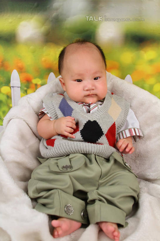东方人,婴儿,儿童,一个人,坐,竖图,室内,白天,背景,正面,婴儿服装,纯洁,沙发,纺织品,亚洲,仅一个人,服装,朦胧,模糊,装饰,毛毯,毯子,注视,黄种人,纺织,小孩,衣服,垫子,观察,看,温暖,可爱,摄影,服饰,活泼,影棚,观看,华丽,修饰,点缀,察看,衣着,穿着,关注,宝宝,布艺沙发,纯真,烂漫,无邪,衬托,美观,雅致,雅观,衣饰,伶俐,天真,亚洲人,孩子,坐着,布景,彩图,全身,影棚拍摄,婴儿服,拍摄,shsc1