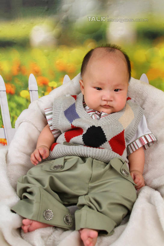 东方人,婴儿,儿童,一个人,坐,竖图,室内,白天,背景,正面,婴儿服装,纯洁,沙发,纺织品,亚洲,仅一个人,服装,朦胧,模糊,装饰,毛毯,毯子,注视,黄种人,纺织,小孩,衣服,垫子,观察,看,温暖,可爱,摄影,服饰,活泼,影棚,观看,华丽,修饰,点缀,察看,衣着,穿着,关注,宝宝,布艺沙发,纯真,烂漫,无邪,衬托,美观,雅致,雅观,衣饰,伶俐,天真,亚洲人,孩子,坐着,布景,彩图,全身,影棚拍摄,婴儿服,拍摄,shsc1