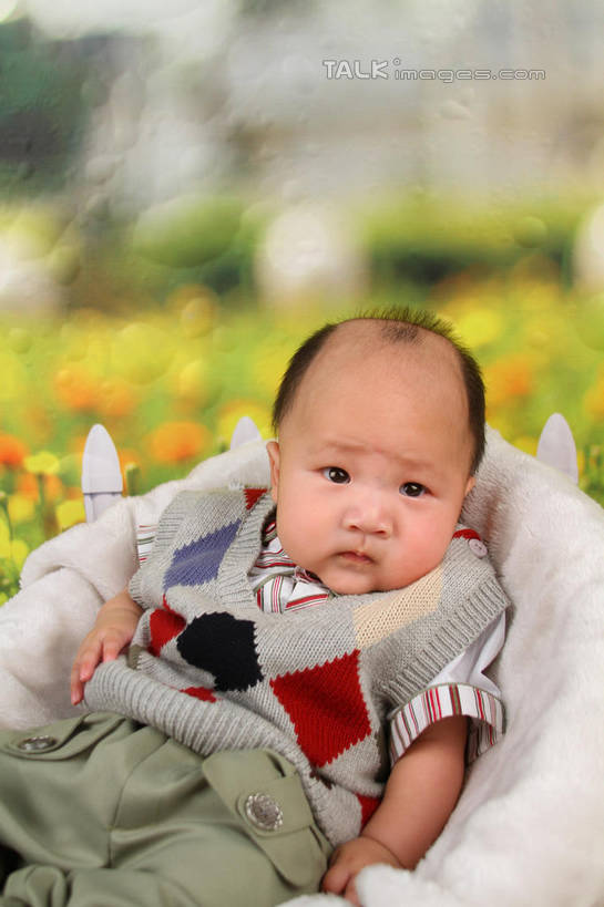 东方人,婴儿,儿童,一个人,坐,竖图,室内,白天,背景,正面,婴儿服装,纯洁,沙发,纺织品,亚洲,仅一个人,服装,朦胧,模糊,装饰,毛毯,毯子,注视,黄种人,纺织,小孩,衣服,垫子,观察,看,温暖,可爱,摄影,服饰,活泼,影棚,观看,华丽,修饰,点缀,察看,衣着,穿着,关注,宝宝,布艺沙发,纯真,烂漫,无邪,衬托,美观,雅致,雅观,衣饰,伶俐,天真,亚洲人,孩子,坐着,半身,布景,彩图,影棚拍摄,婴儿服,拍摄,shsc1