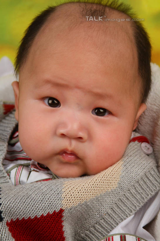 东方人,婴儿,儿童,脸,头,脸颊,一个人,坐,竖图,室内,特写,白天,背景,正面,婴儿服装,纯洁,沙发,纺织品,亚洲,仅一个人,服装,朦胧,模糊,装饰,毛毯,毯子,注视,黄种人,纺织,小孩,衣服,垫子,观察,看,温暖,可爱,摄影,服饰,活泼,影棚,观看,华丽,修饰,点缀,察看,衣着,穿着,关注,宝宝,布艺沙发,纯真,烂漫,无邪,衬托,美观,雅致,雅观,衣饰,伶俐,天真,亚洲人,孩子,头部,脸部,脸蛋,面部,坐着,半身,布景,彩图,影棚拍摄,婴儿服,拍摄,shsc1