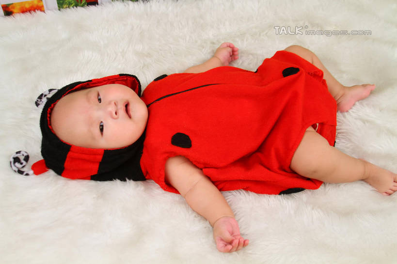 东方人,婴儿,儿童,一个人,躺,伸展双臂,横图,俯视,室内,白天,背景,纯洁,地毯,瓢虫,帽子,亚洲,仅一个人,服装,装饰,编织,手工艺品,织物,注视,黄种人,小孩,衣服,红色,工艺品,观察,看,可爱,摄影,服饰,活泼,影棚,观看,华丽,修饰,点缀,察看,衣着,穿着,关注,宝宝,表演服,演出服,纯真,烂漫,无邪,衬托,美观,雅致,雅观,衣饰,道具服,卧着,伶俐,天真,亚洲人,孩子,敞开双臂,伸开双臂,躺着,卧,展开双肩,张开手臂,张开双臂,布景,彩图,高角度拍摄,全身,影棚拍摄,拍摄,shsc1