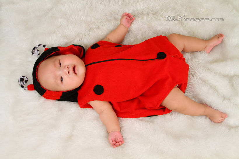 东方人,婴儿,儿童,一个人,躺,伸展双臂,横图,俯视,室内,白天,背景,纯洁,地毯,瓢虫,帽子,亚洲,仅一个人,服装,装饰,编织,手工艺品,织物,注视,黄种人,小孩,衣服,红色,工艺品,观察,看,可爱,摄影,服饰,活泼,影棚,观看,华丽,修饰,点缀,察看,衣着,穿着,关注,宝宝,表演服,演出服,纯真,烂漫,无邪,衬托,美观,雅致,雅观,衣饰,道具服,卧着,伶俐,天真,亚洲人,孩子,敞开双臂,伸开双臂,躺着,卧,展开双肩,张开手臂,张开双臂,布景,彩图,高角度拍摄,全身,影棚拍摄,拍摄,shsc1