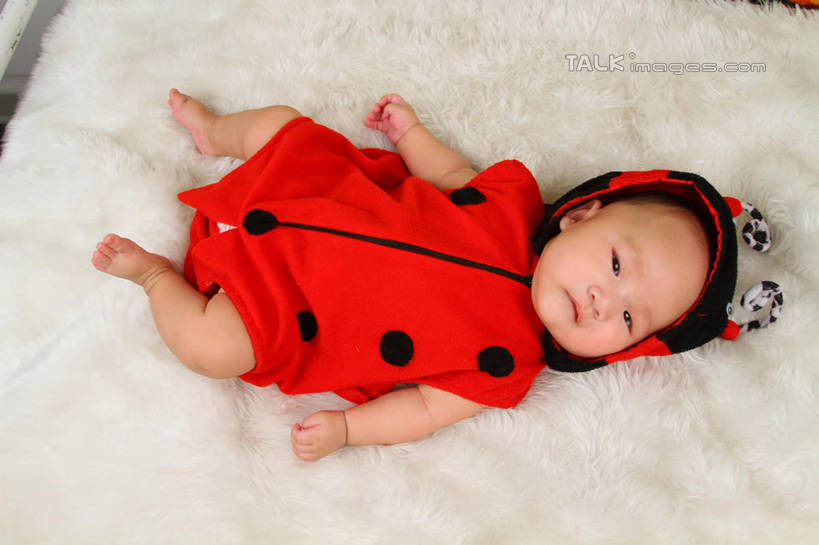 东方人,婴儿,儿童,一个人,躺,伸展双臂,横图,俯视,室内,白天,背景,纯洁,地毯,瓢虫,帽子,亚洲,仅一个人,服装,装饰,编织,手工艺品,织物,注视,黄种人,小孩,衣服,红色,工艺品,观察,看,可爱,摄影,服饰,活泼,影棚,观看,华丽,修饰,点缀,察看,衣着,穿着,关注,宝宝,表演服,演出服,纯真,烂漫,无邪,衬托,美观,雅致,雅观,衣饰,道具服,卧着,伶俐,天真,亚洲人,孩子,敞开双臂,伸开双臂,躺着,卧,展开双肩,张开手臂,张开双臂,布景,彩图,高角度拍摄,全身,影棚拍摄,拍摄,shsc1
