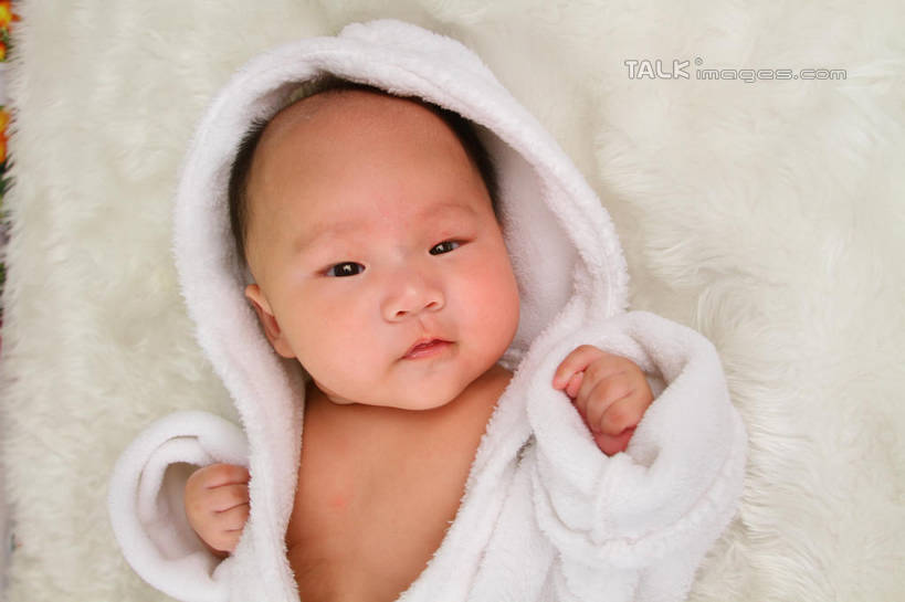 东方人,婴儿,儿童,一个人,躺,横图,俯视,室内,白天,背景,浴袍,纯洁,地毯,帽子,亚洲,仅一个人,装饰,编织,手工艺品,织物,注视,黄种人,小孩,白色,工艺品,观察,看,可爱,摄影,活泼,影棚,观看,华丽,修饰,点缀,察看,关注,宝宝,纯真,烂漫,无邪,衬托,美观,雅致,雅观,卧着,伶俐,天真,亚洲人,孩子,躺着,卧,半身,布景,彩图,高角度拍摄,影棚拍摄,汤帷子,浴衣,拍摄,shsc1