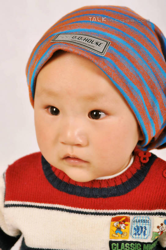 东方人,婴儿,儿童,脸,头,脸颊,头发,一个人,竖图,室内,特写,白天,正面,毛衣,纯洁,帽子,亚洲,仅一个人,粉色背景,条纹,格子,注视,黄种人,小孩,红色,黑色,观察,看,可爱,凝视,摄影,活泼,影棚,观看,察看,毛发,关注,乌黑,宝宝,纯真,烂漫,无邪,无边帽,伶俐,天真,男孩,亚洲人,孩子,头部,脸部,脸蛋,面部,半身,彩图,影棚拍摄,绒衣,套衫,套头毛衣,线衣,拍摄,shsc1