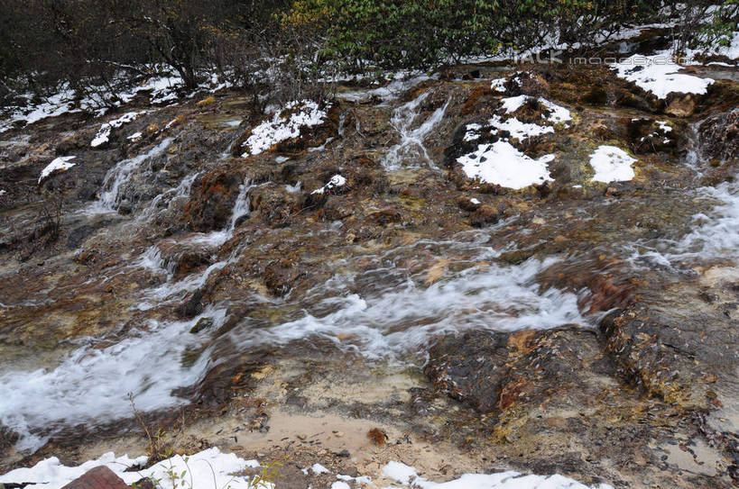 无人,横图,俯视,室外,白天,旅游,度假,草地,草坪,石头,美景,山,树林,植物,叶子,中国,亚洲,曲折,石子,景观,流水,山峰,山峦,娱乐,草,树,树木,绿色,自然,享受,休闲,景色,放松,流动,蜿蜒,四川省,生长,成长,自然风光,东亚,四川,阿坝,中华人民共和国,西南地区,阿坝藏族羌族自治州,阿坝州,川,黄龙风景名胜区,黄龙风景区,松潘县,叶,叶片,涧,山涧,石块,溪涧,岩石,彩图,高角度拍摄,shsgf1