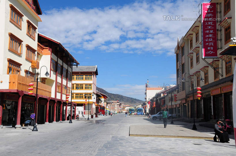 东方人,家,寺庙,站,坐,走,横图,室外,白天,正面,旅游,度假,草地,草坪,美景,山,树林,植物,城市风光,道路,路,路灯,指示牌,公路,汽车,叶子,照明,中国,亚洲,许多,阴影,节日,光线,标志,文字,影子,房屋,屋子,景观,山峰,云,云朵,灯光,交通,山峦,许多人,燃烧,云彩,黄种人,文化,娱乐,标识,楼房,住宅,车,灯,草,树,树木,蓝色,绿色,白云,蓝天,天空,阳光,香火,庙宇,交通工具,轿车,天,祈祷,站着,一群人,享受,休闲,健康,汉字,景色,放松,许愿,宗教,信仰,四川省,生长,成长,纪念,祈求,照亮,照明设备,中文,东亚,四川,阿坝,中华人民共和国,西南地区,阿坝藏族羌族自治州,阿坝州,川,川主寺镇,松潘县,平安,男人,男性,年轻男性,年轻女性,女人,女性,亚洲人,叶,叶片,马路,步行,散步,站立,走路,坐着,彩图,全身,房子,庙,寺,shsgf1