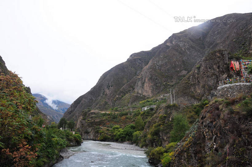 无人,横图,室外,白天,正面,旅游,度假,草地,草坪,河流,美景,山,山脉,树林,水,植物,旗帜,叶子,中国,亚洲,许多,飘扬,电线,电线杆,河水,景观,山峰,水流,山峦,娱乐,草,树,树木,红色,绿色,自然,群山,享受,休闲,景色,放松,四川省,生长,成长,自然风光,东亚,四川,阿坝,中华人民共和国,西南地区,阿坝藏族羌族自治州,阿坝州,川,理县,米亚罗,米亚罗风景区,叶,叶片,彩图,shsgf1