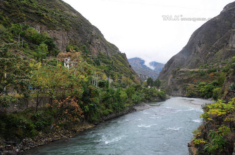 无人,横图,室外,白天,正面,旅游,度假,草地,草坪,河流,美景,山,山脉,树林,水,植物,雾,叶子,中国,亚洲,朦胧,模糊,河水,景观,山峰,水流,山峦,娱乐,草,树,树木,绿色,天空,自然,群山,天,享受,休闲,景色,放松,四川省,生长,成长,迷雾,自然风光,东亚,四川,阿坝,中华人民共和国,西南地区,阿坝藏族羌族自治州,阿坝州,川,理县,米亚罗,米亚罗风景区,叶,叶片,彩图,shsgf1