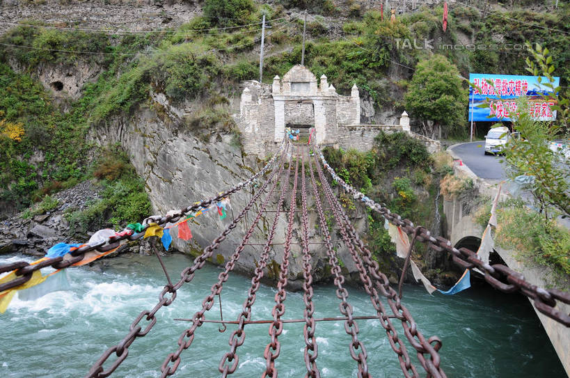 无人,横图,俯视,室外,白天,旅游,度假,草地,草坪,河流,石头,美景,山,山脉,树林,水,植物,指示牌,旗帜,叶子,金属制品,中国,亚洲,许多,飘扬,金属,标志,告示牌,石子,文字,墙,河水,景观,山峰,水花,水流,山峦,娱乐,标识,墙壁,墙面,草,树,树木,绿色,自然,群山,享受,休闲,汉字,景色,放松,铁链,四川省,生长,成长,链条,中文,自然风光,东亚,铁索,四川,阿坝,中华人民共和国,西南地区,阿坝藏族羌族自治州,阿坝州,川,理县,米亚罗,米亚罗风景区,叶,叶片,石块,岩石,彩图,高角度拍摄,shsgf1