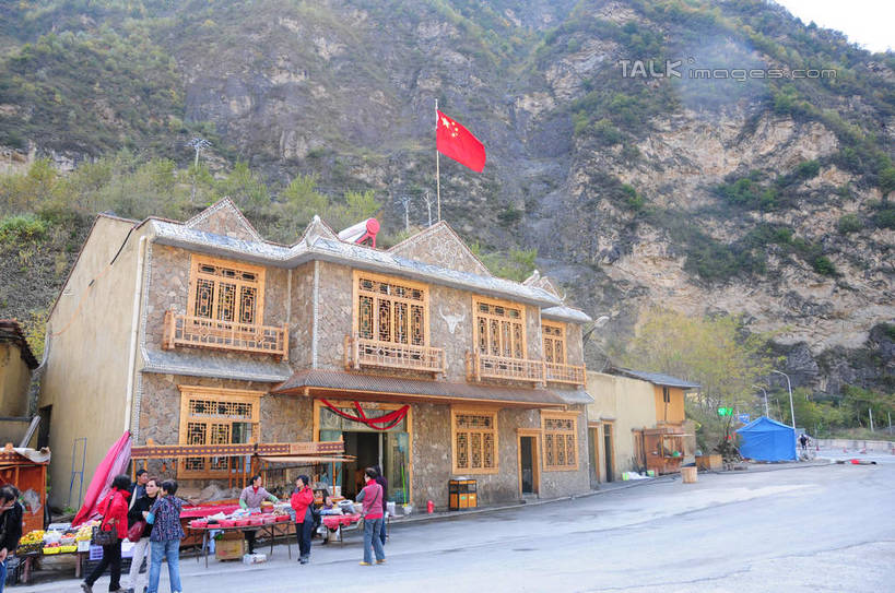 东方人,家,站,走,横图,室外,白天,正面,旅游,度假,消费,名胜古迹,树林,植物,窗户,门,标志建筑,地标,建筑,旗帜,国旗,中国,亚洲,一座,许多,游客,游人,遗迹,飘扬,商品,房屋,屋子,许多人,黄种人,古迹,文物,娱乐,红旗,建设,商贩,古建筑,楼房,五星红旗,旅客,摊贩,民居,玻璃窗,住宅,树,树木,排列,红色,绿色,自然,门框,站着,一群人,享受,休闲,旅游胜地,放松,金融,四川省,生长,成长,队列,销售,选购,贸易,古文明,东亚,四川,阿坝,中华人民共和国,西南地区,阿坝藏族羌族自治州,阿坝州,川,松潘古城,松潘县,男人,男性,年轻男性,年轻女性,女人,女性,亚洲人,旗,步行,散步,站立,走路,彩图,全身,房子,shsgf1