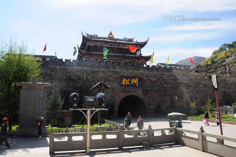东方人,栏杆,走,横图,室外,白天,正面,旅游,度假,名胜古迹,树林,植物,门,标志建筑,地标,建筑,路灯,旗帜,照明,中国,亚洲,许多,游客,游人,阴影,遗迹,飘扬,光线,影子,墙,云,云朵,古城,围栏,灯光,地面,许多人,云彩,黄种人,古迹,文物,娱乐,建设,城墙,古建筑,护栏,旅客,墙壁,墙面,灯,树,树木,蓝色,绿色,白云,蓝天,天空,阳光,自然,门框,天,一群人,享受,休闲,旅游胜地,放松,四川省,生长,成长,照亮,照明设备,古文明,东亚,四川,阿坝,中华人民共和国,西南地区,阿坝藏族羌族自治州,阿坝州,川,松潘古城,松潘县,男人,男性,年轻男性,年轻女性,女人,女性,亚洲人,步行,散步,走路,彩图,全身,shsgf1