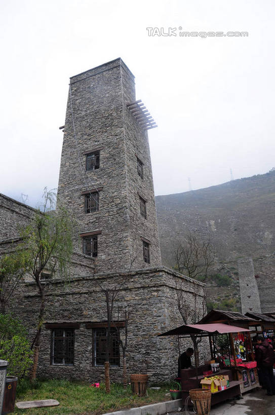 东方人,家,站,竖图,室外,白天,仰视,购物,旅游,度假,消费,名胜古迹,植物,雾,标志建筑,地标,建筑,苹果,水果,中国,亚洲,一堆,许多,游客,游人,堆叠,堆积,朦胧,模糊,新鲜,遗迹,房屋,墙,屋子,建筑群,生食,食品,果实,许多人,黄种人,古迹,文化,文物,娱乐,建设,商贩,古建筑,旅客,摊贩,民居,墙壁,墙面,住宅,树,树木,食物,绿色,天空,自然,天,站着,一群人,享受,休闲,旅游胜地,放松,金融,四川省,有机食品,绿色食品,生长,成长,堆,迷雾,选购,贸易,古文明,东亚,四川,阿坝,中华人民共和国,西南地区,民族文化,阿坝藏族羌族自治州,阿坝州,川,理县,米亚罗,米亚罗风景区,桃坪羌寨,男人,男性,年轻男性,年轻女性,女人,女性,亚洲人,站立,彩图,低角度拍摄,全身,房子,shsgf1