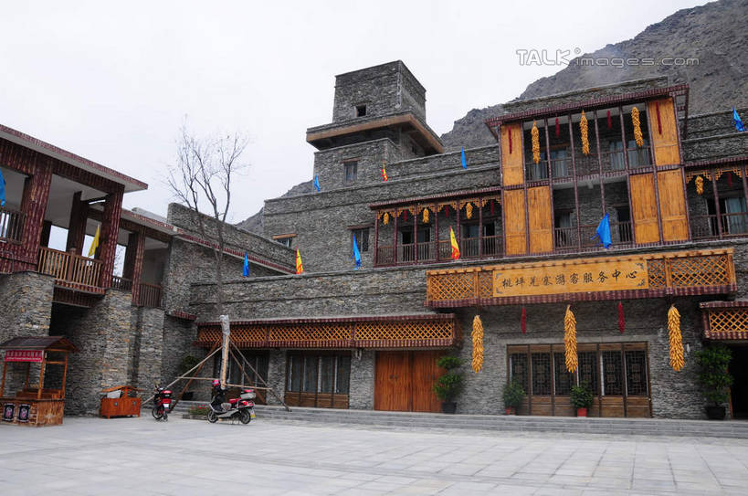 东方人,家,站,横图,室外,白天,正面,旅游,度假,名胜古迹,植物,窗户,门,标志建筑,地标,建筑,指示牌,摩托车,旗帜,中国,亚洲,许多,游客,游人,遗迹,飘扬,标志,文字,房屋,墙,屋子,建筑群,垃圾桶,地面,许多人,黄种人,古迹,文化,文物,娱乐,标识,建设,古建筑,旅客,民居,玻璃窗,墙壁,墙面,住宅,车,树,树木,黄色,绿色,天空,自然,门框,交通工具,天,站着,一群人,享受,休闲,汉字,旅游胜地,放松,四川省,生长,成长,中文,古文明,东亚,四川,阿坝,中华人民共和国,西南地区,民族文化,阿坝藏族羌族自治州,阿坝州,川,理县,米亚罗,米亚罗风景区,桃坪羌寨,男人,男性,年轻男性,年轻女性,女人,女性,亚洲人,站立,彩图,全身,房子,shsgf1