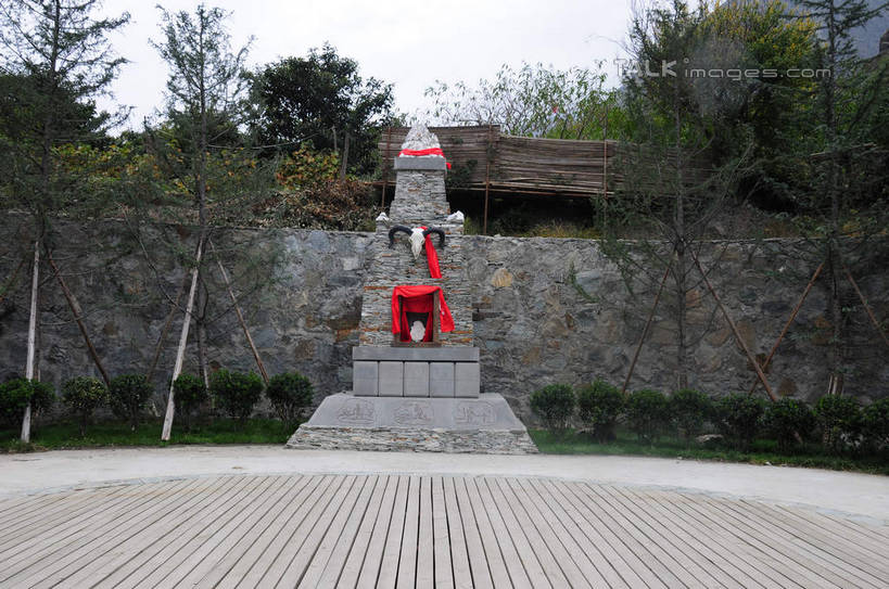 东方人,家,站,横图,室外,白天,正面,旅游,度假,名胜古迹,植物,标志建筑,地标,建筑,中国,亚洲,游客,游人,悬挂,节日,遗迹,艺术,装饰,房屋,墙,屋子,建筑群,绸缎,许多人,黄种人,古迹,文化,文物,娱乐,建设,古建筑,旅客,民居,墙壁,墙面,住宅,树,树木,红色,绿色,自然,石碑,工艺品,祈祷,站着,一群人,享受,休闲,健康,旅游胜地,放松,许愿,宗教,信仰,四川省,生长,成长,纪念,祈求,美术,祭祀,主题,陈列,羊头,古文明,东亚,四川,阿坝,中华人民共和国,西南地区,功能,美学,民族文化,阿坝藏族羌族自治州,阿坝州,川,理县,米亚罗,米亚罗风景区,桃坪羌寨,平安,男人,男性,年轻男性,年轻女性,女人,女性,亚洲人,站立,彩图,全身,房子,shsgf1